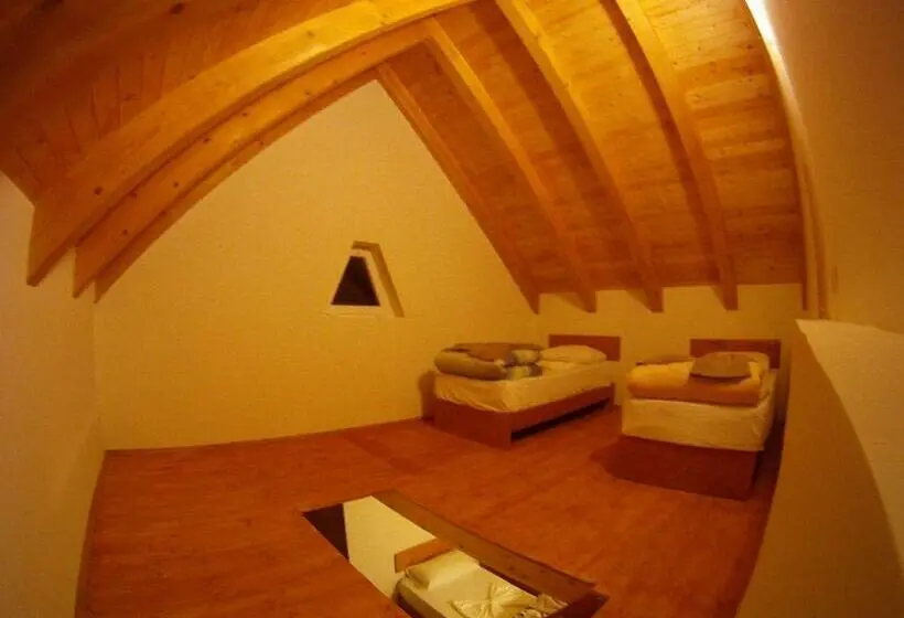 Habitació Estàndard, Bujtina Polia