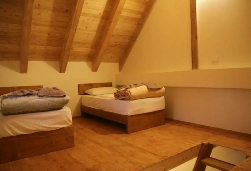 Habitació Estàndard, Bujtina Polia