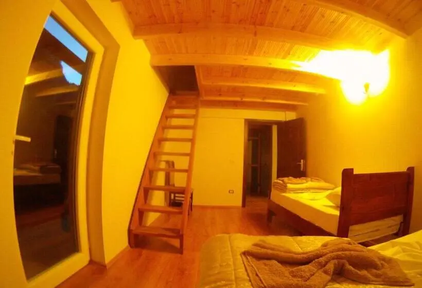 Habitació Quàdruple Estàndard, Bujtina Polia