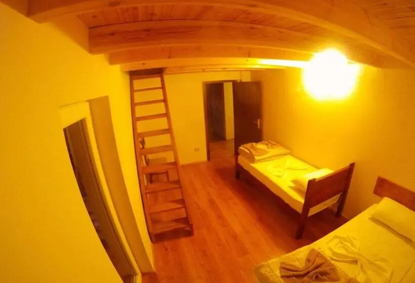 Habitació Quàdruple Estàndard, Bujtina Polia