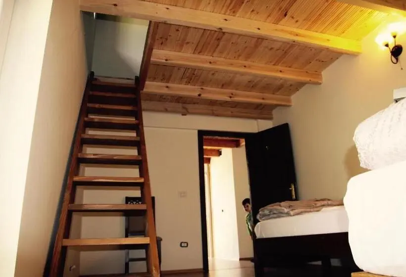 Habitació Quàdruple Estàndard, Bujtina Polia