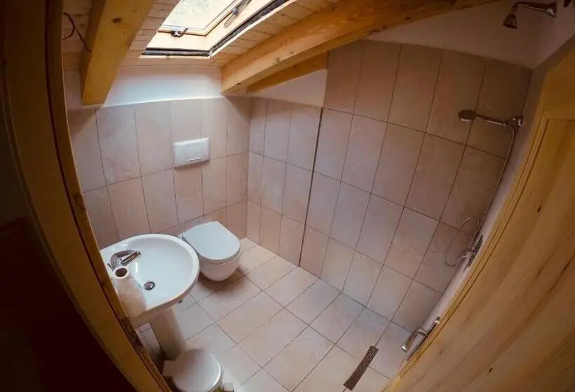Habitació Superior, Bujtina Polia