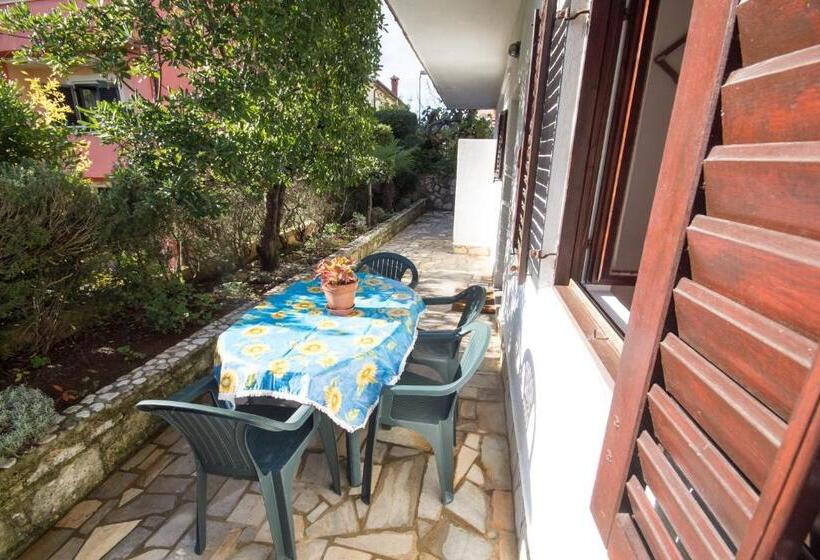 شقة غرفة واحدة, Villa Maria