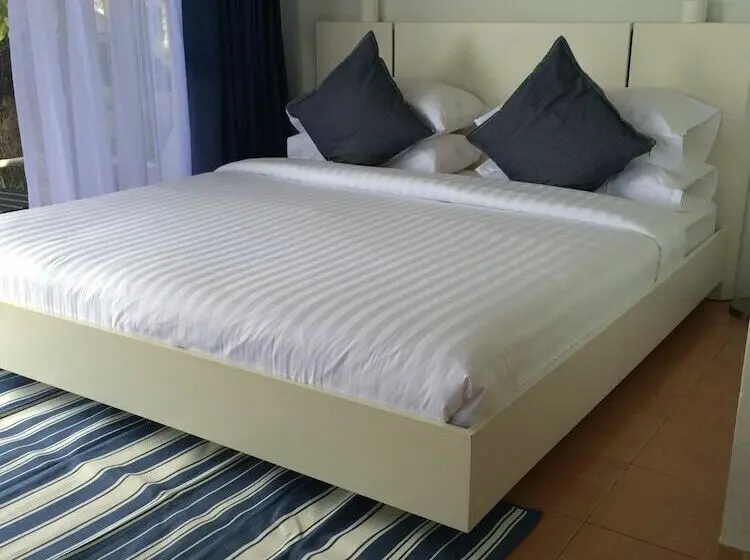 デラックスキャビン, Chomtalay Resort At Had Chaosamran Beach