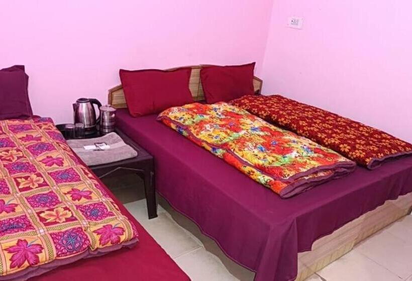 Quarto Quádruplo Estandar, New Basera Hotel Sitapur