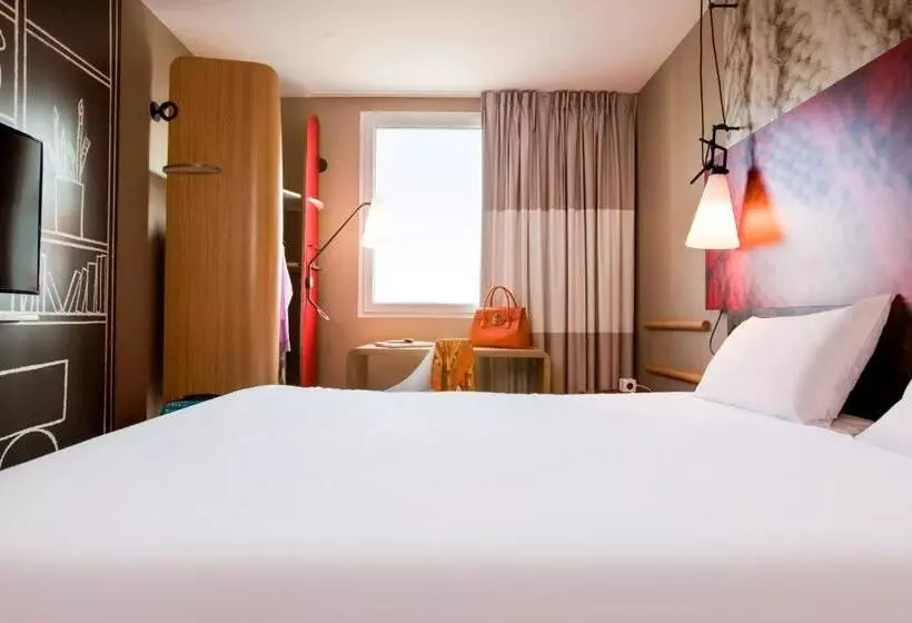 آپارتمان یک خوابه با دری مشترک که هال را جدا می کند., Ibis Paris Porte De Clichy Centre