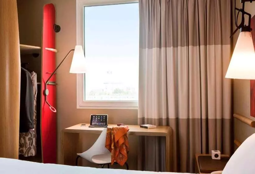 آپارتمان یک خوابه با دری مشترک که هال را جدا می کند., Ibis Paris Porte De Clichy Centre