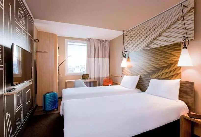 آپارتمان یک خوابه با دری مشترک که هال را جدا می کند., Ibis Paris Porte De Clichy Centre