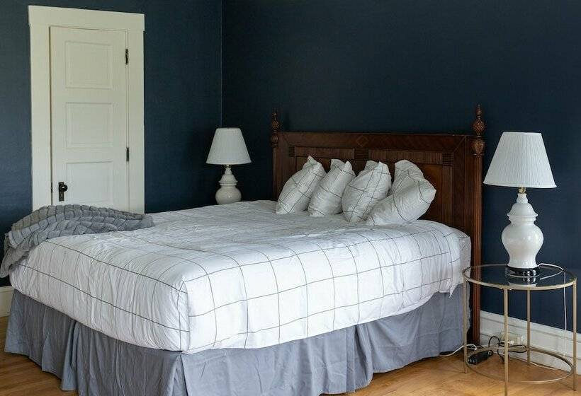 جناح ديلوكس, Sunset Hill House