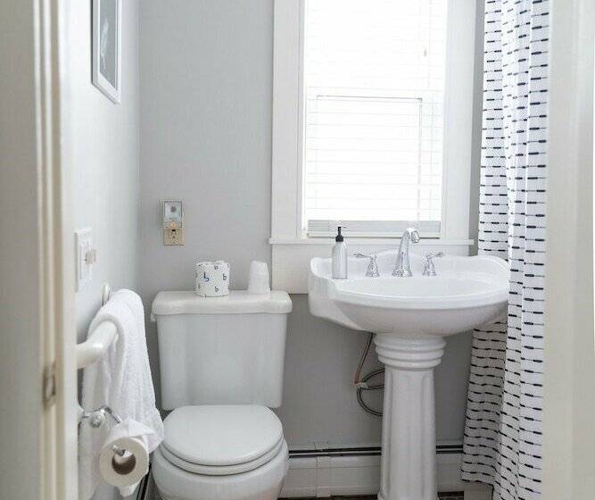 جناح ديلوكس, Sunset Hill House