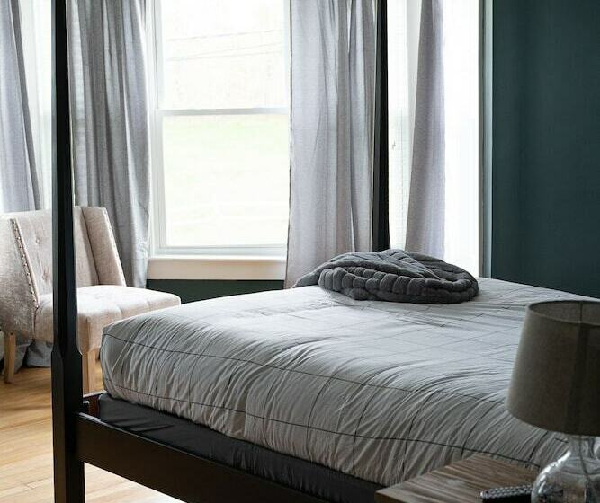 جناح ديلوكس, Sunset Hill House