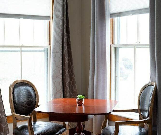 جناح ديلوكس, Sunset Hill House