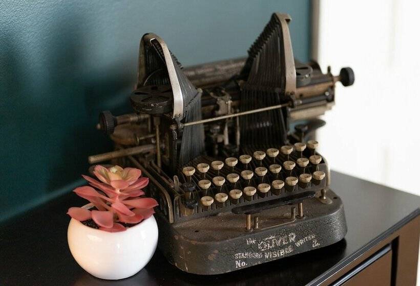 جناح ديلوكس, Sunset Hill House