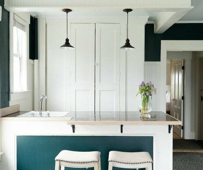 جناح سوبيريور, Sunset Hill House