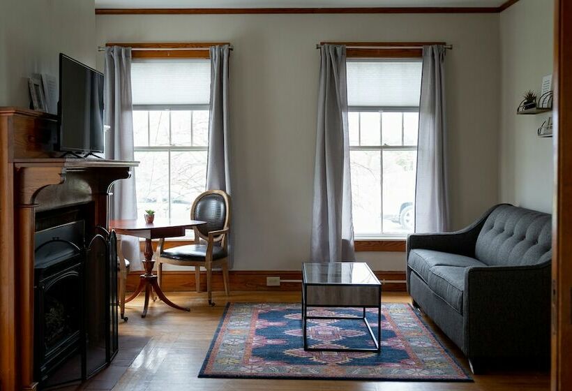 جناح سوبيريور, Sunset Hill House