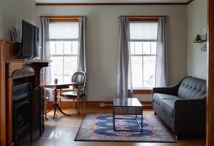 غرفة سوبيريور ثلاثية, Sunset Hill House