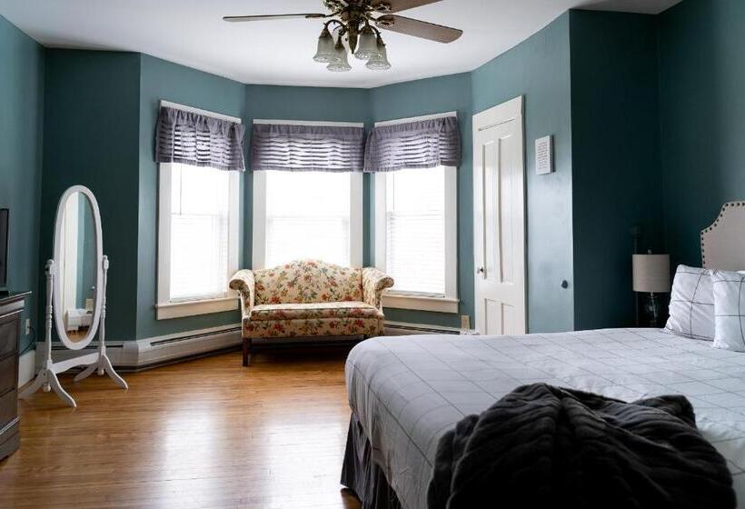 جناح سوبيريور, Sunset Hill House