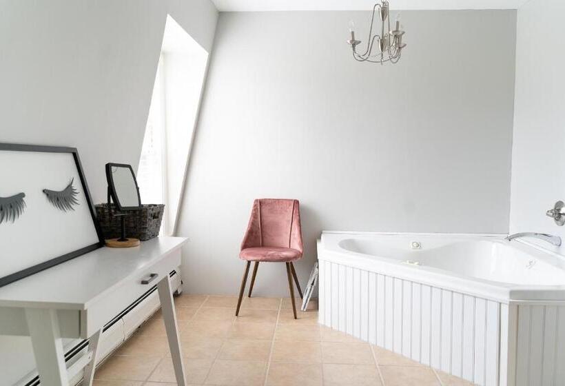 جناح, Sunset Hill House