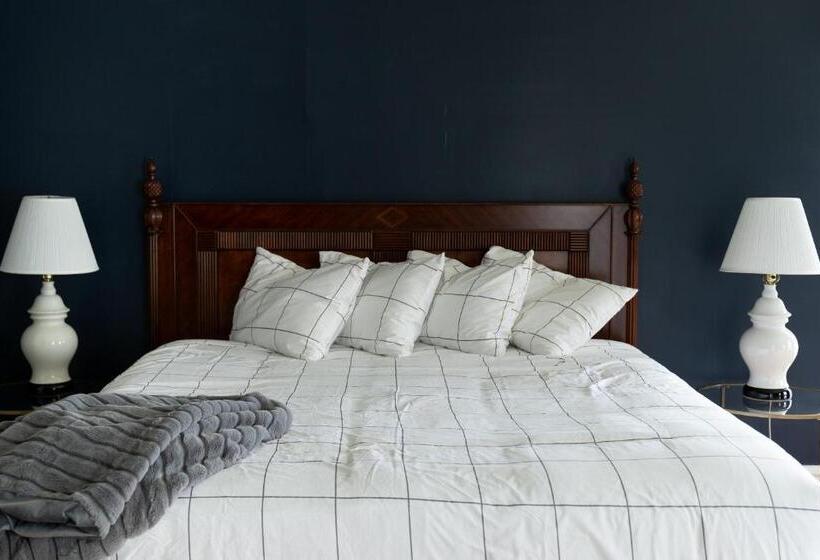 جناح, Sunset Hill House