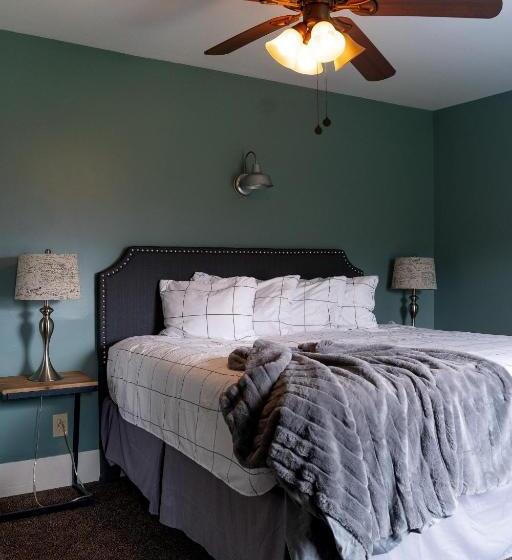 جناح, Sunset Hill House