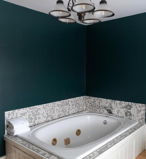 جناح, Sunset Hill House