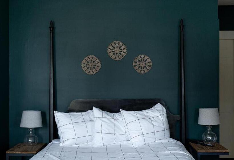 جناح, Sunset Hill House