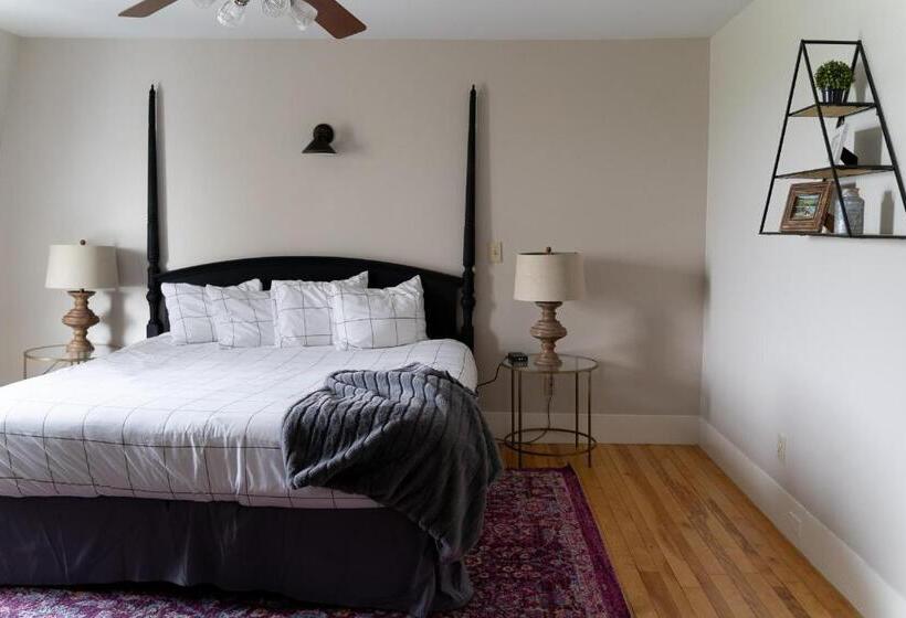 جناح, Sunset Hill House