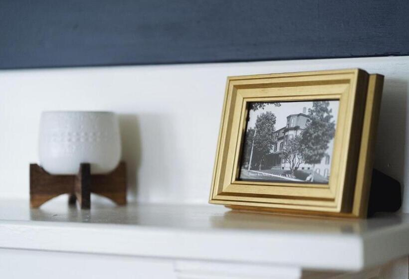 جناح ديلوكس, Sunset Hill House