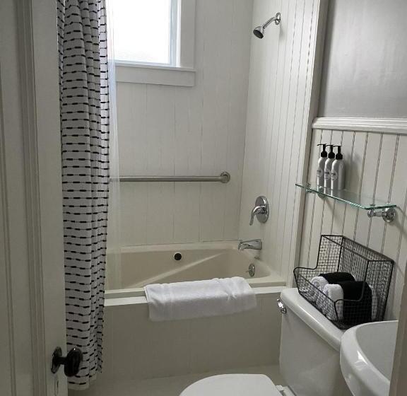 جناح ديلوكس, Sunset Hill House