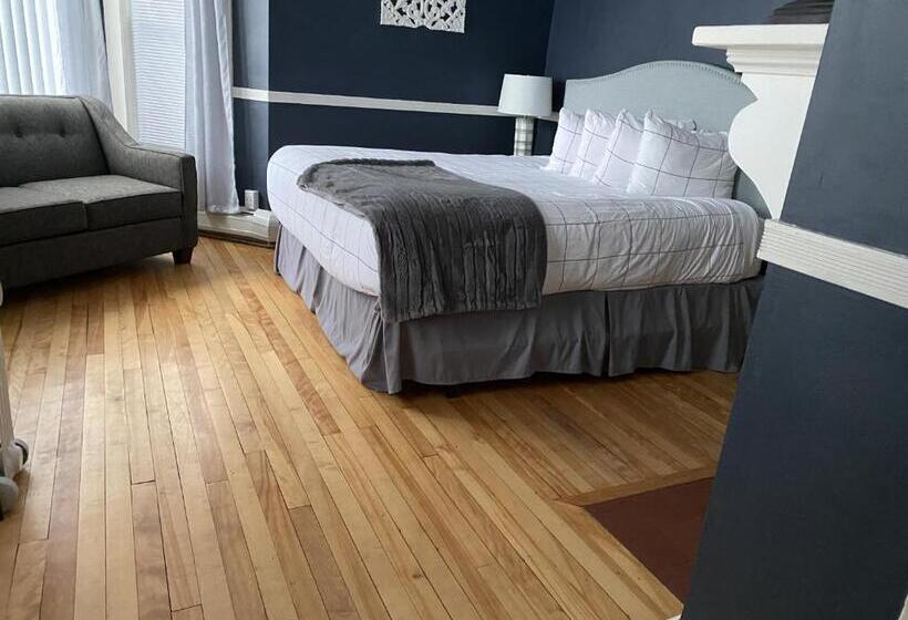 جناح ديلوكس, Sunset Hill House