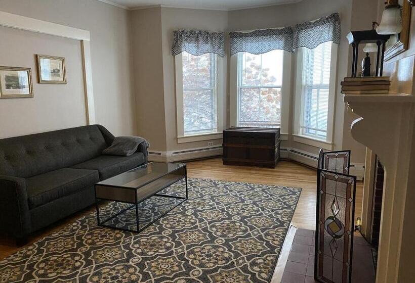 جناح ديلوكس, Sunset Hill House