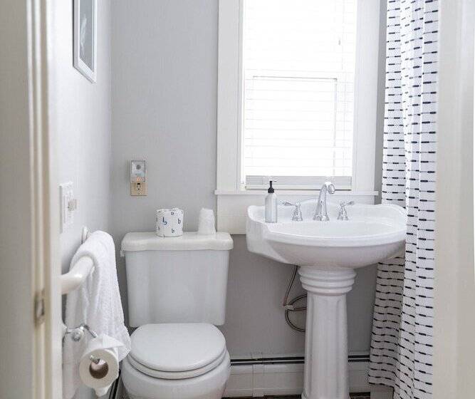 غرفة قياسية, Sunset Hill House