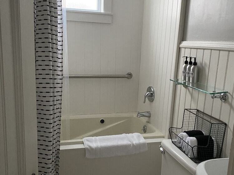 جناح ديلوكس, Sunset Hill House