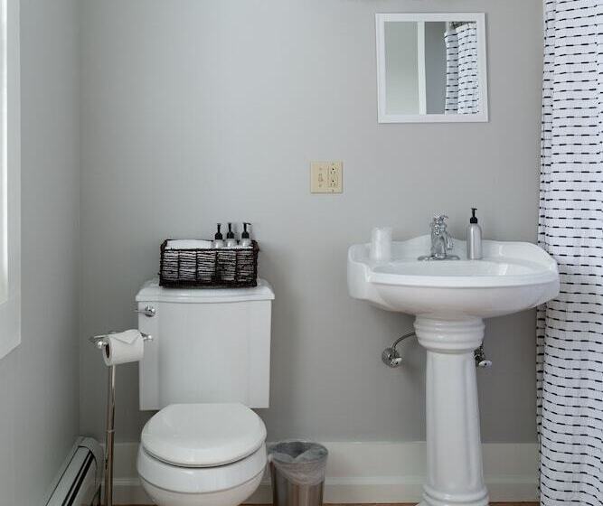 جناح سوبيريور, Sunset Hill House