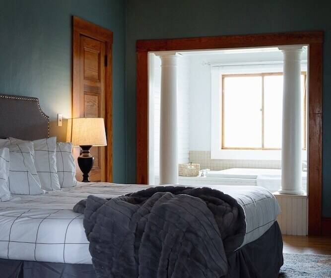 جناح سوبيريور, Sunset Hill House