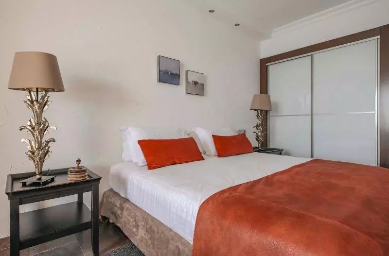 اتاق استاندارد با چشم‌انداز دریا, Surplage Hôtel Cavalière