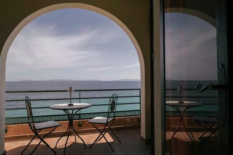 اتاق استاندارد با چشم‌انداز دریا, Surplage Hôtel Cavalière