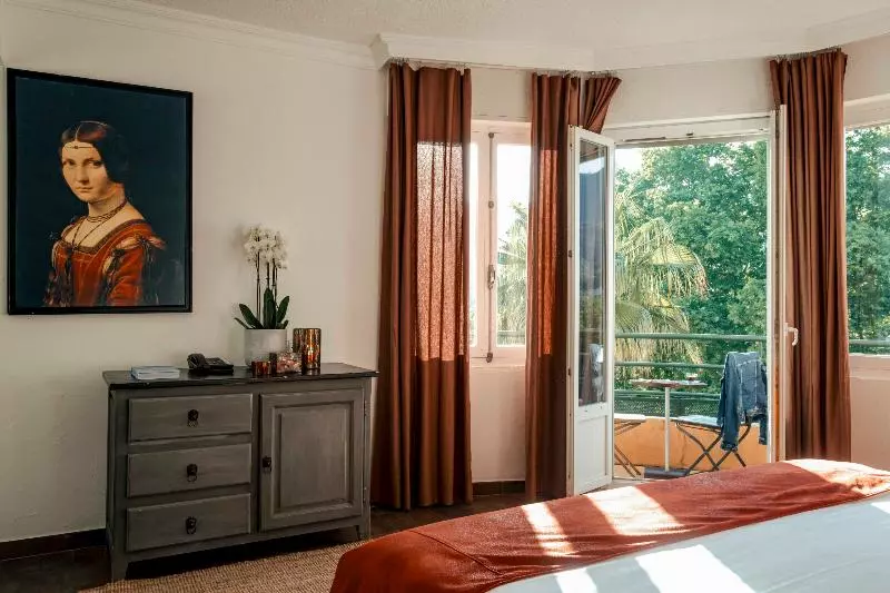 سوییت با چشم‌انداز دریا, Surplage Hôtel Cavalière