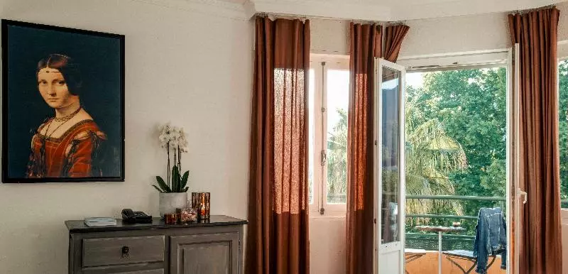 سوییت با چشم‌انداز دریا, Surplage Hôtel Cavalière