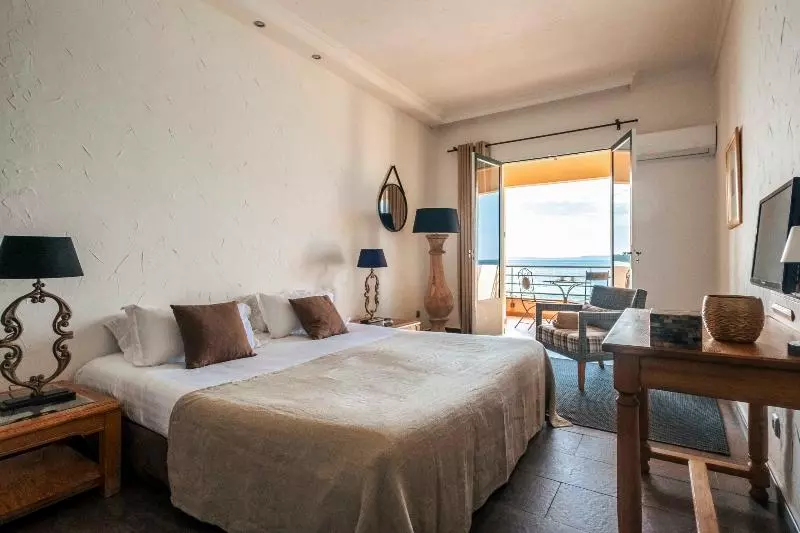 سوییت لوکس, Surplage Hôtel Cavalière