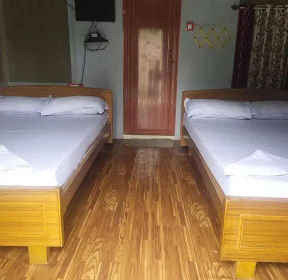 庭の見えるスタンダードトリプルルーム, Sundarban Jungle Mahal Resort