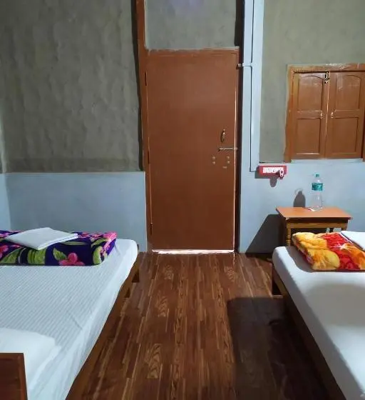庭の見えるスタンダードトリプルルーム, Sundarban Jungle Mahal Resort