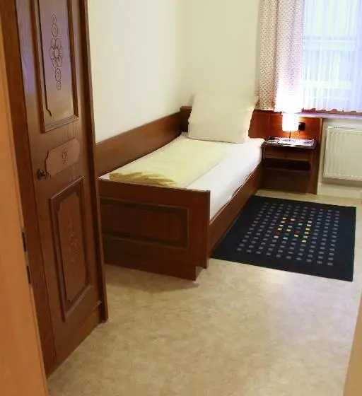 Standard Yhden Hengen Huone, Lauchertstüble