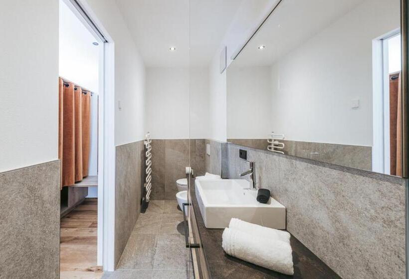 スイート(家族用), Lochbauer