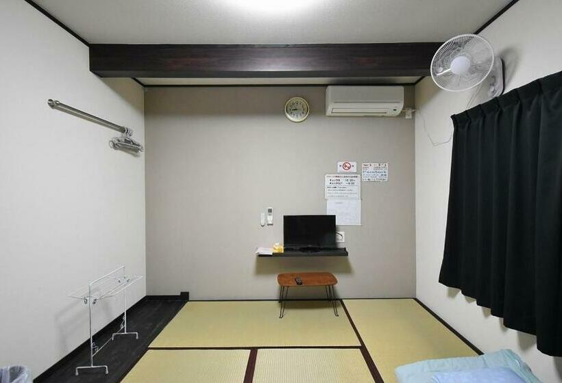 חדר סטנדרט לשלושה עם חדר אמבטיה משוף, Guest House Shizuho