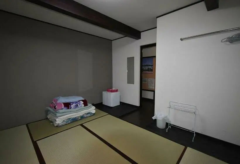 バスルーム共有のトリプルスタンダード, Guest House Shizuho