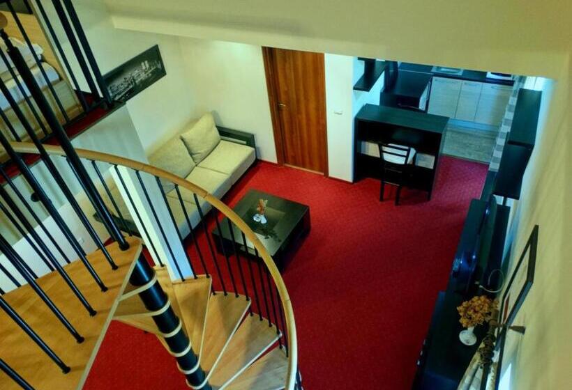 Семейный Номер, Pensiunea Komodo