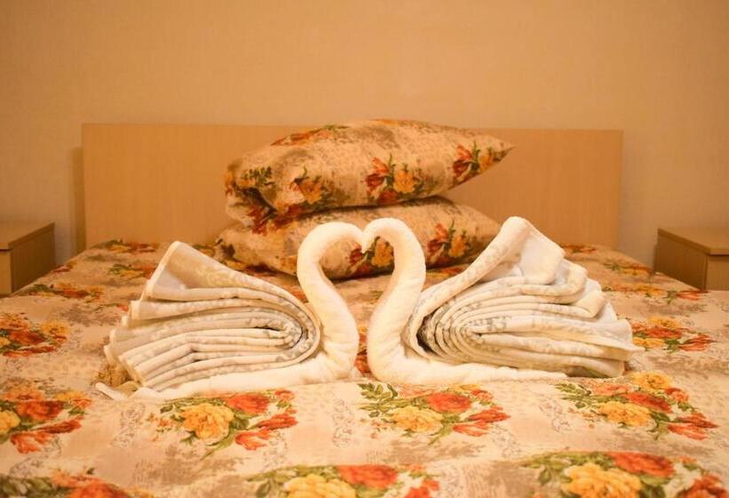 Номер Стандарт Трехместный, Pensiunea La Cernat