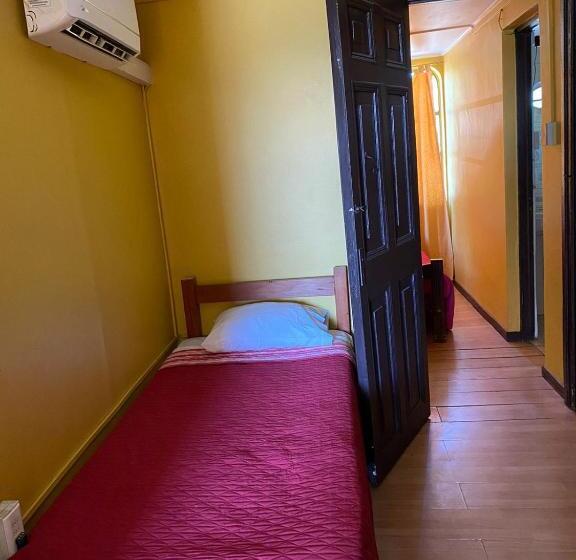 اتاق استاندارد چهار تخته, Hostal Radal Molina