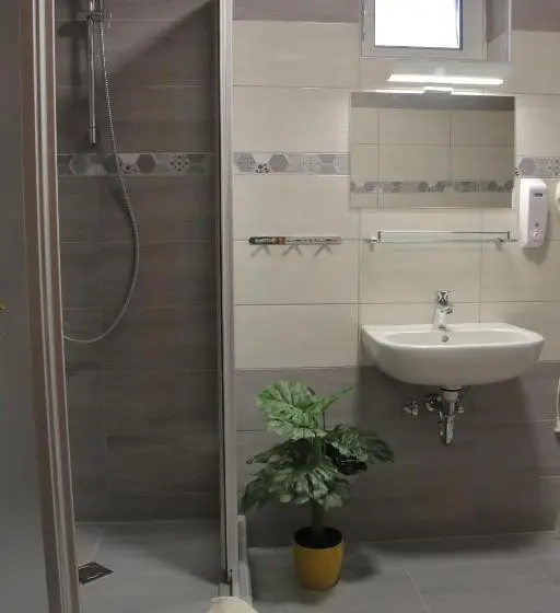 Standard Kolmen Hengen Huone, Hegylánc Fogadó